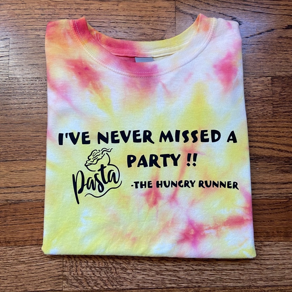 Funny Run T I've Never Missed a Pasta Party Gilden Med White & Tye Dye Unisex - Picture 2 of 3